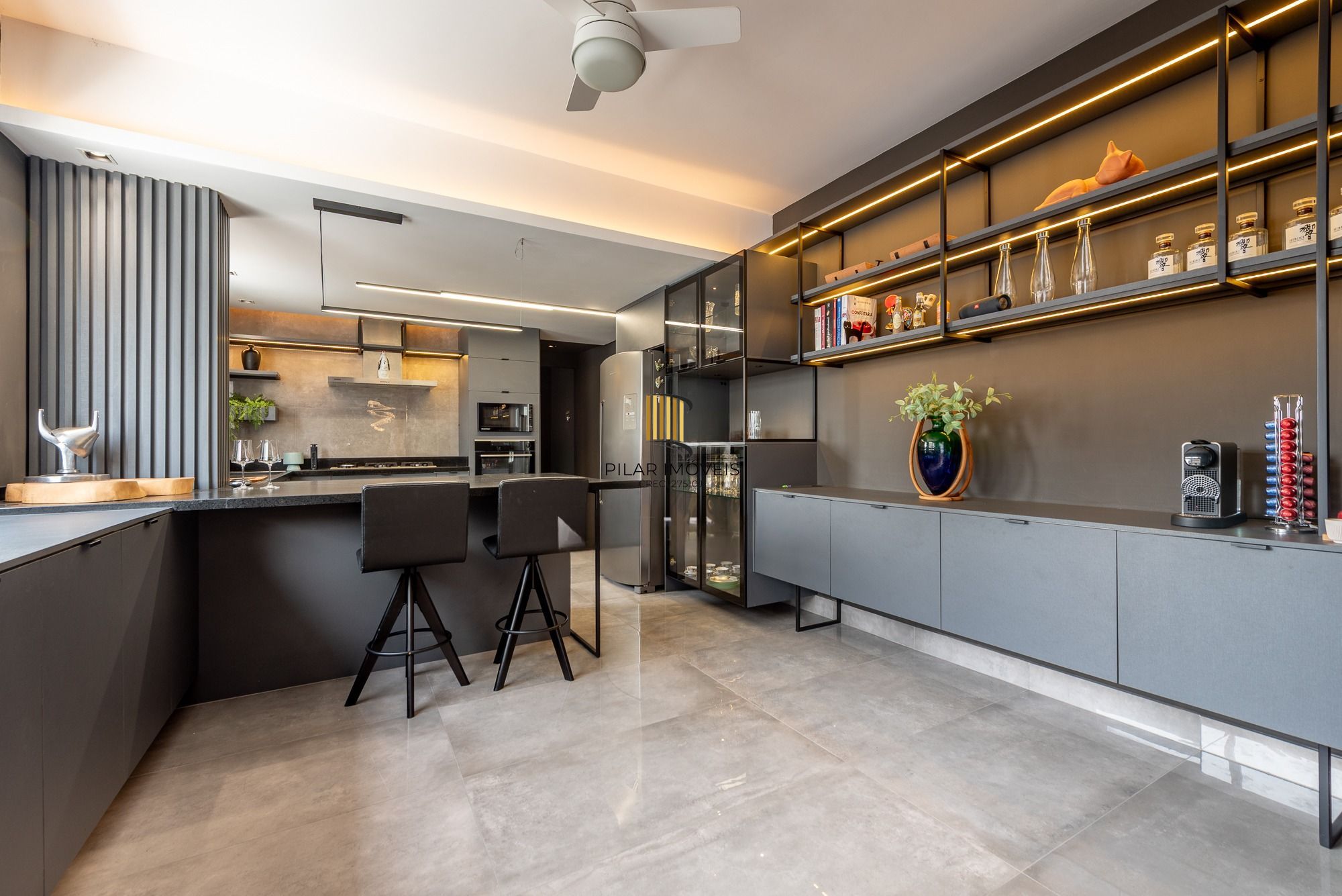 Apartamento com 295m² e 3 dormitórios, 1 suíte, 2 vagas individuais, no bairro Independência