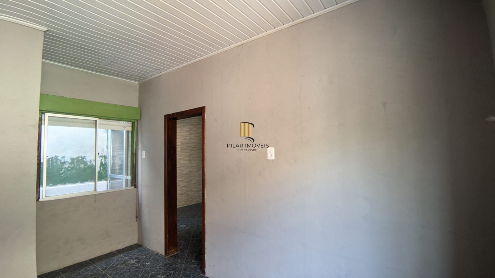 Casa à venda em Porto Alegre, Localizada na Avenida Vinte e Um de Abril, no bairro Sarandi