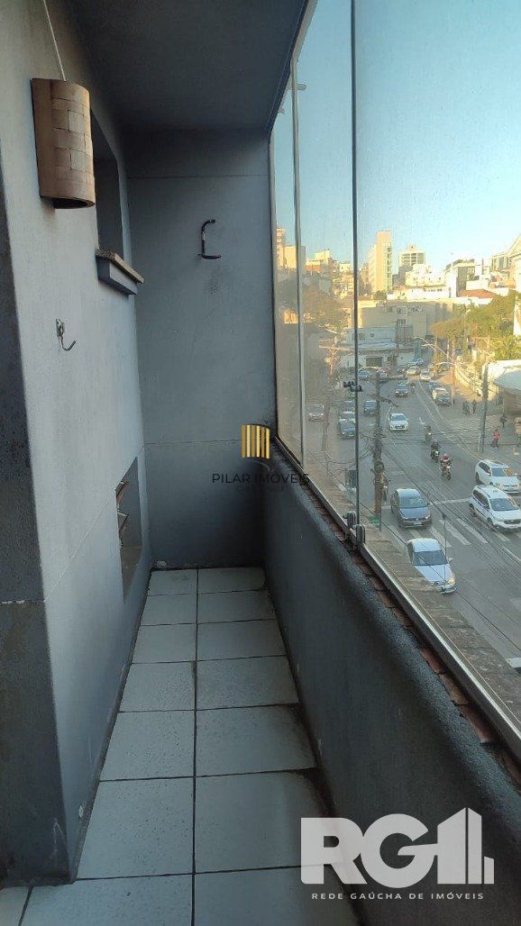 Apartamento a venda com 3 dormitórios, com sacada, de frente. Rua 24 de Outubro Auxiliadora.