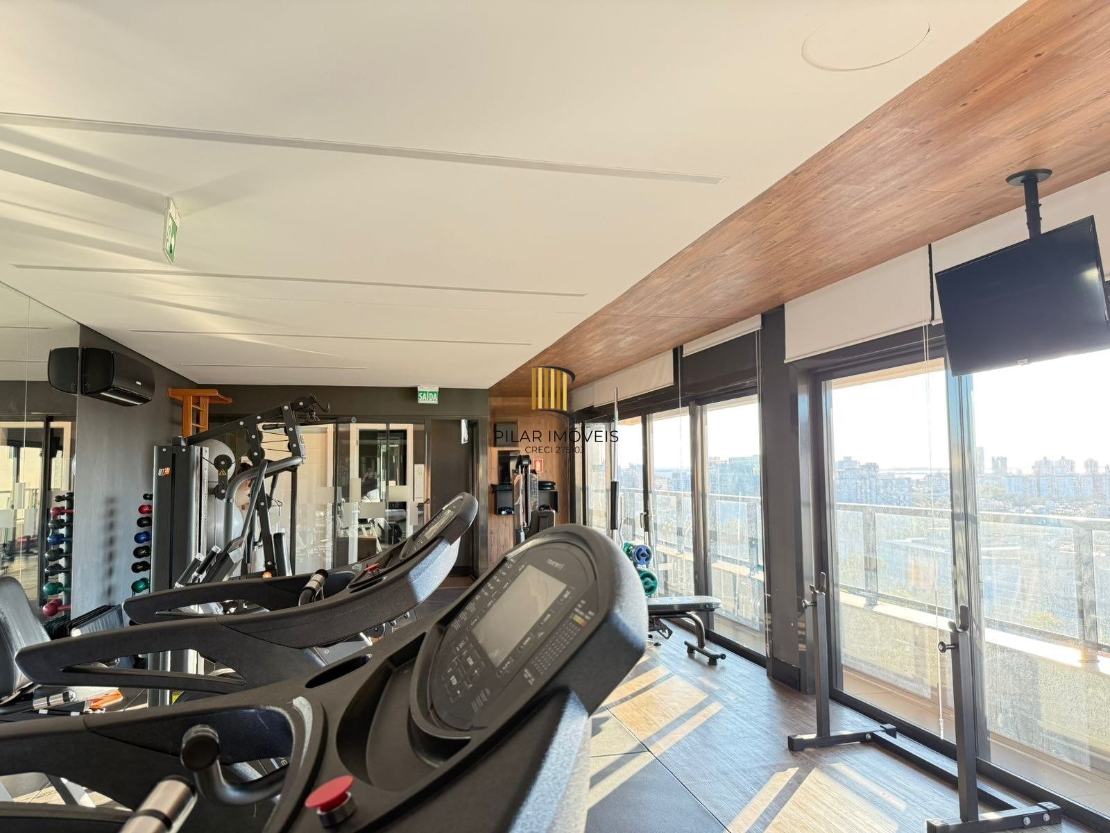 Apartamento com 2 dormitórios, suíte e churrasqueira.