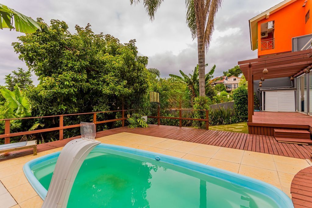 Casa em Condomínio com 3 dormitórios, suíte e 2 vagas cobertas.