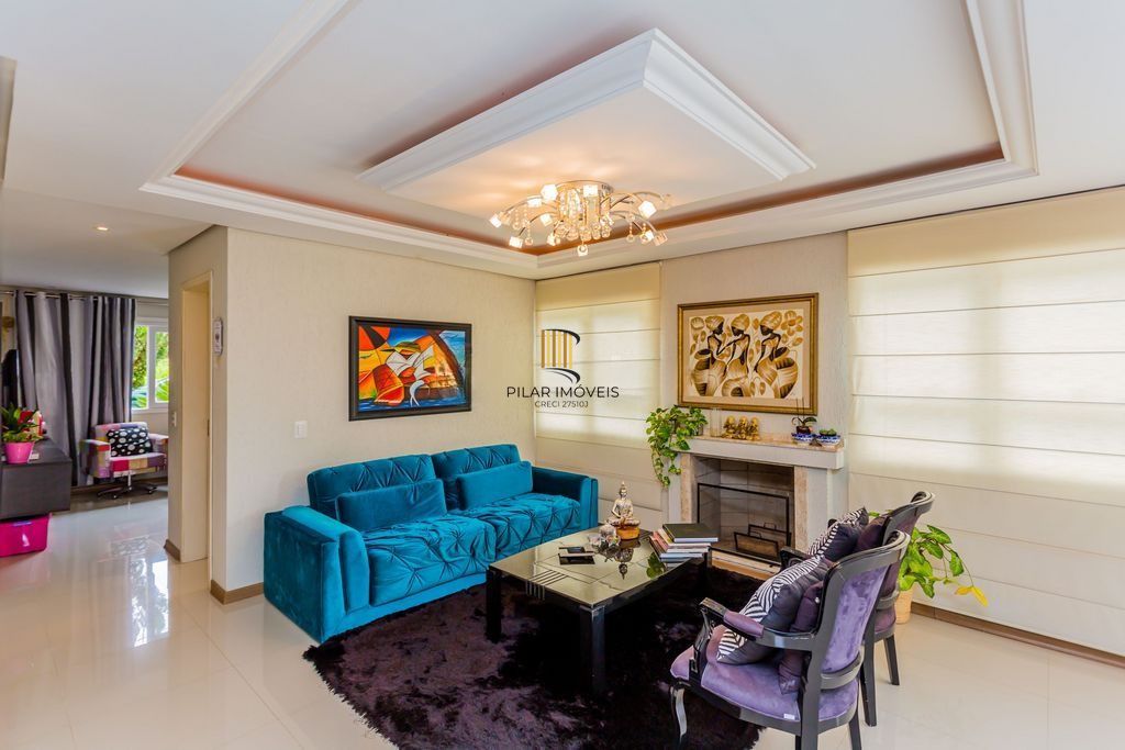 Casa em Condomínio com 3 dormitórios, suíte e 2 vagas cobertas.