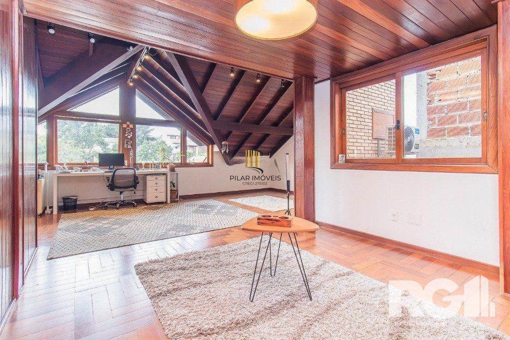Casa espaçosa com 3 dormitórios, pátio com piscina e 4 vagas