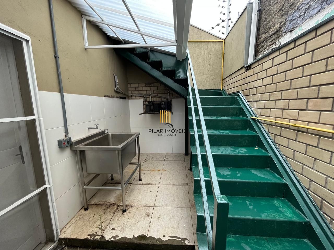 Prédio Comercial à venda com 5 salas, 400m², 6 vagas, Rua Laudelino Freire no bairro Sarandi em Porto Alegre