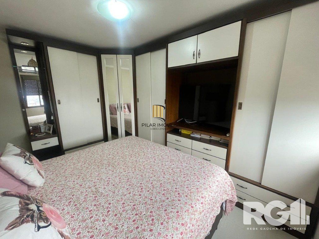 Apartamento com 3 dormitórios, 1 suíte, lavabo, 2 vagas cobertas, semimobiliado, churrasqueira e lareira.