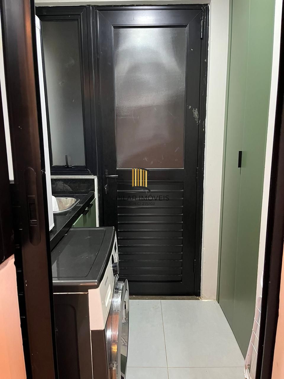 Casa em condomínio com 3 dormitórios, suíte e 2 vagas.