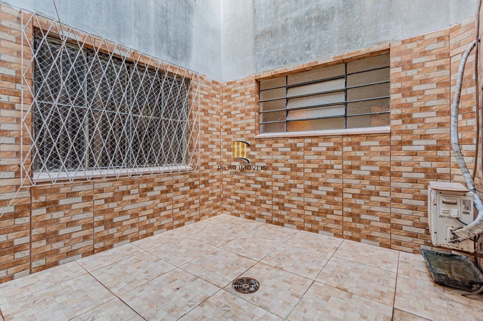 Térreo com pátio Semimobiliado, 2 Dormitórios, Próximo ao Praia de Belas