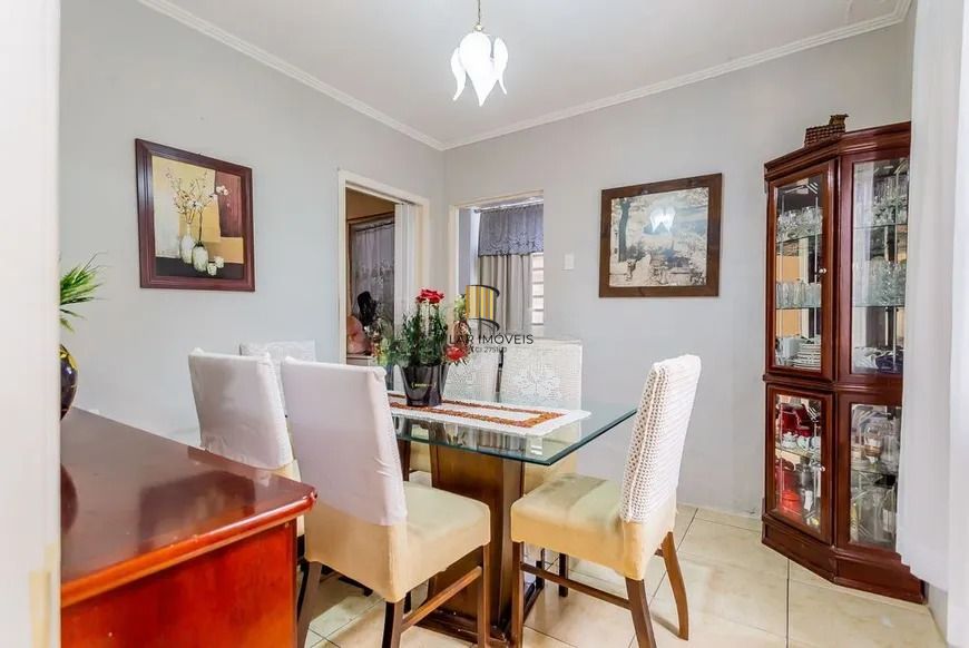 Casa térrea com 3 dormitórios, amplo pátio e 2 vagas de garagem cobertas.