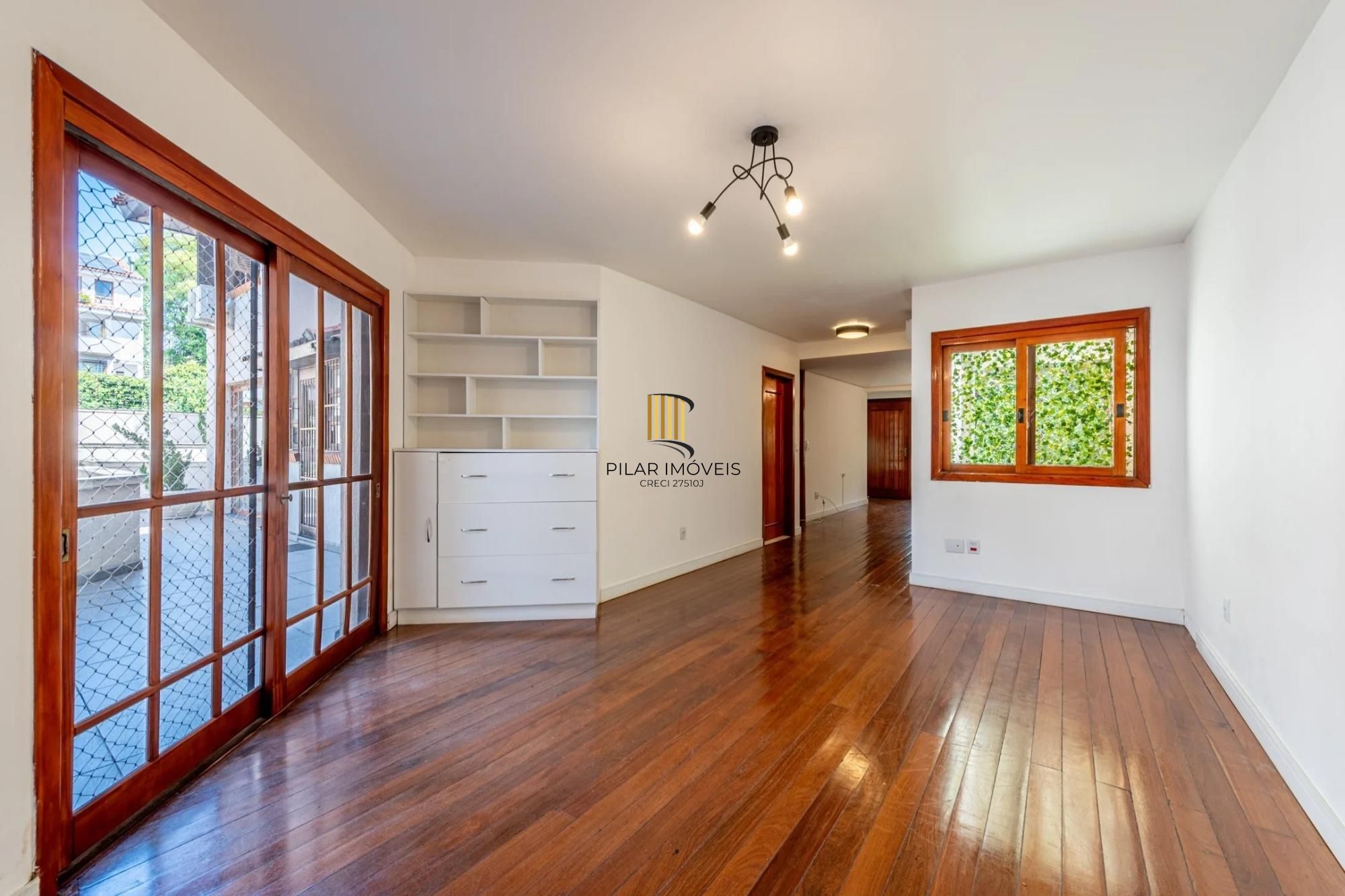 Casa em condomínio com 3 dormitórios, suíte e 2 vagas.