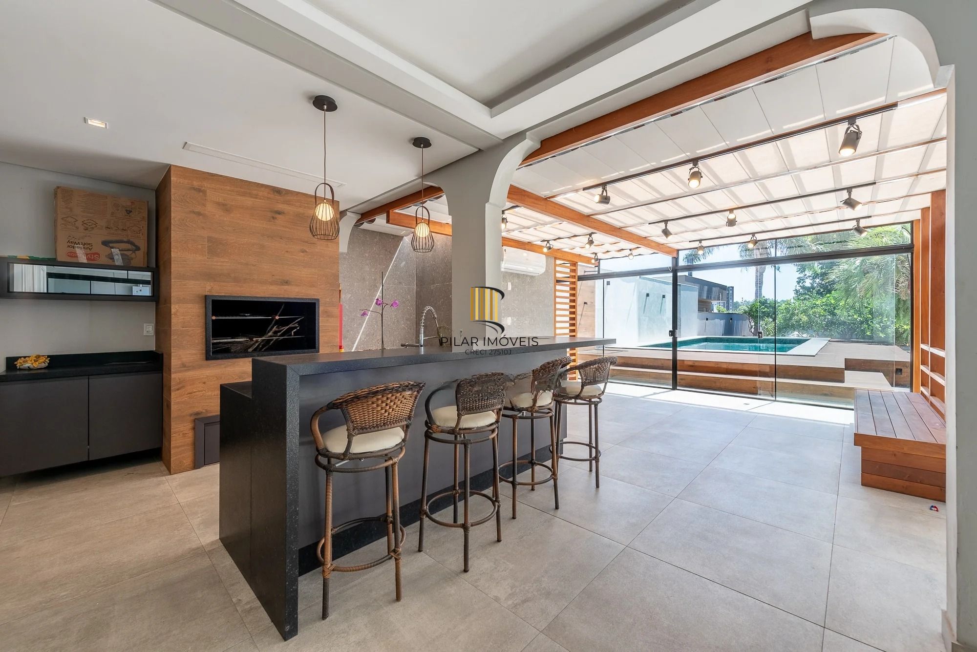 Casa alto padrão com 473m², piscina e 3 suítes no Ecoville – POA