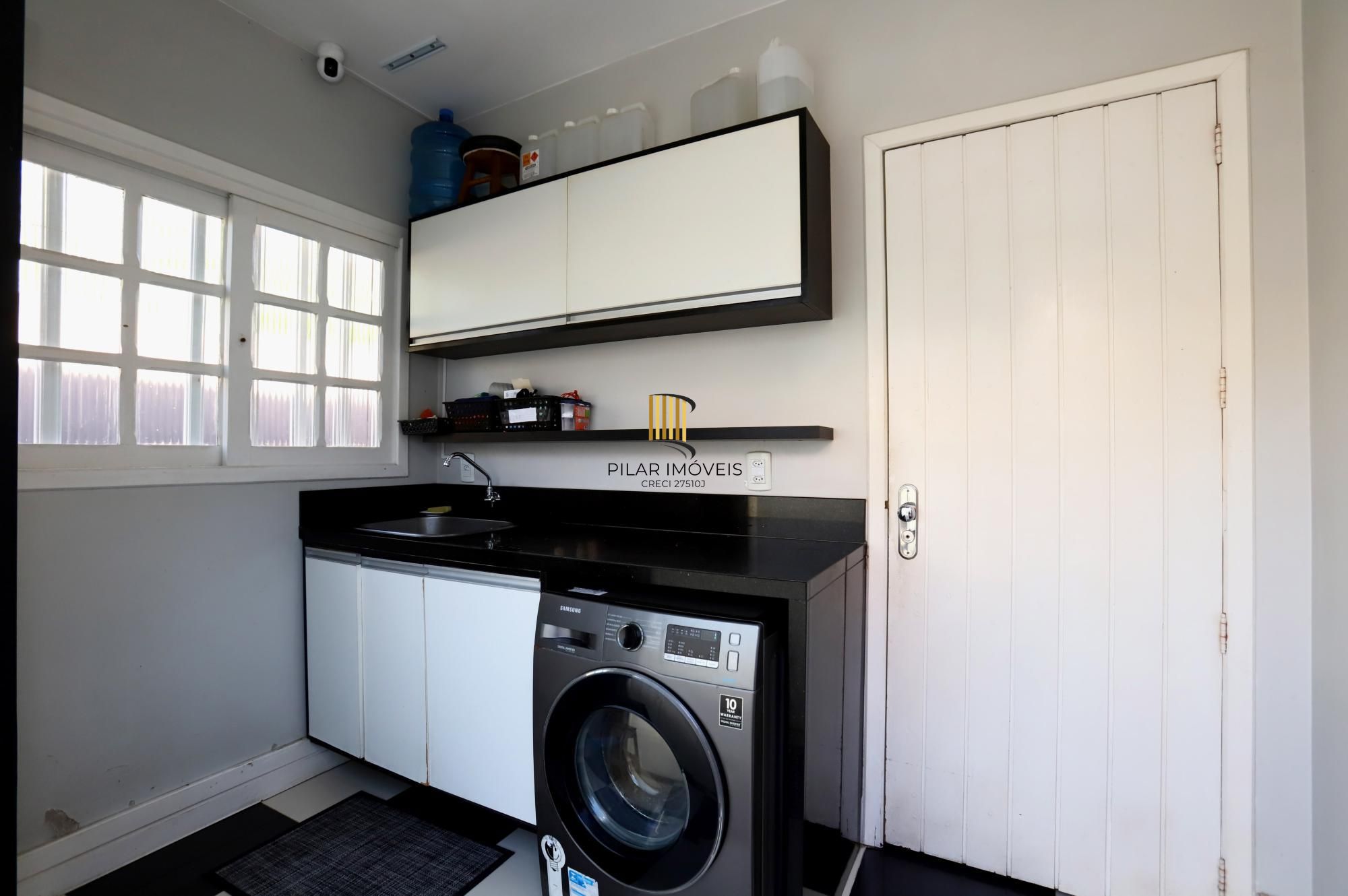 Casa mobiliada com suíte, patio e espaço gourmet completo