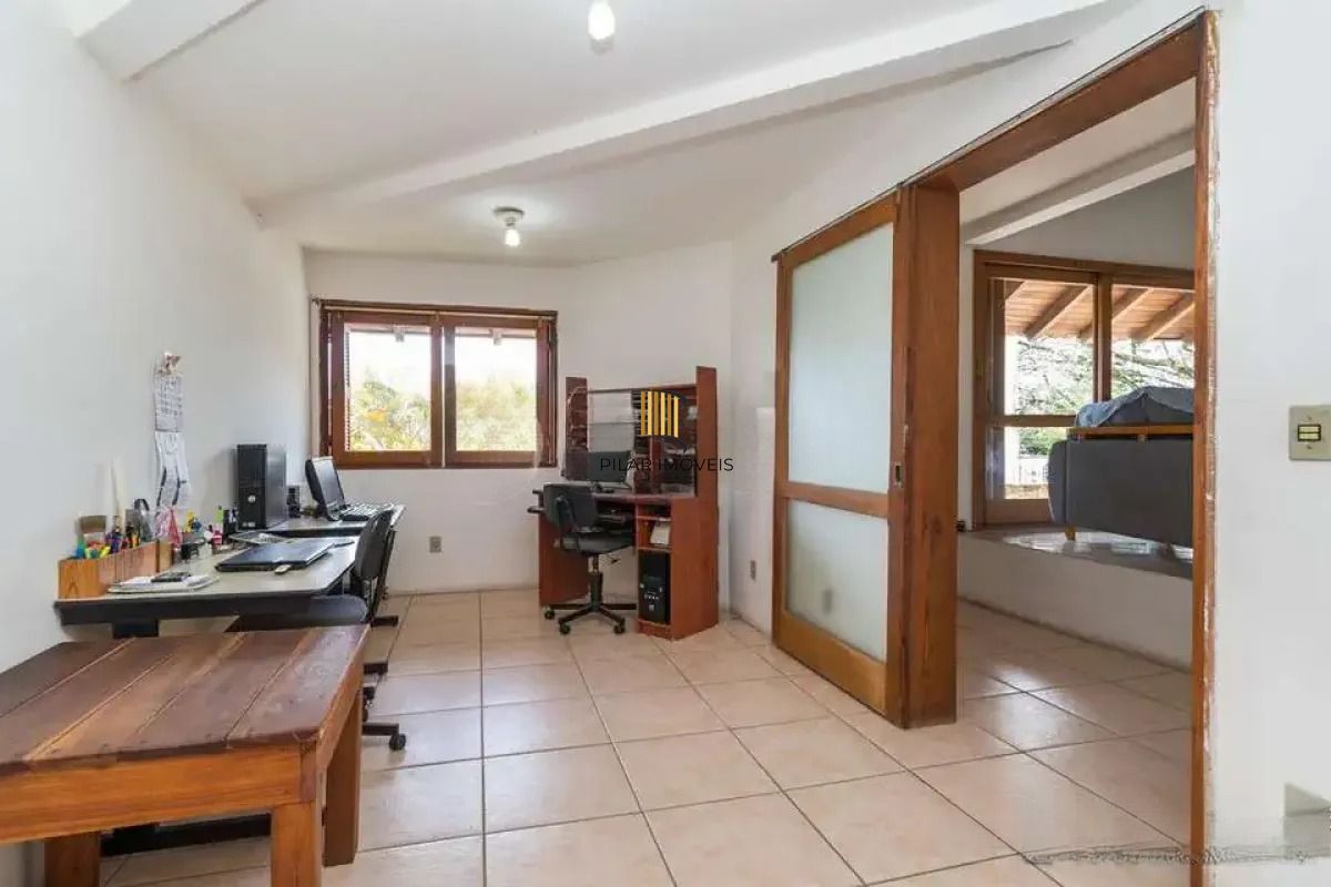 Casa térrea com 5 dormitórios, 2 suítes, 3 vagas.