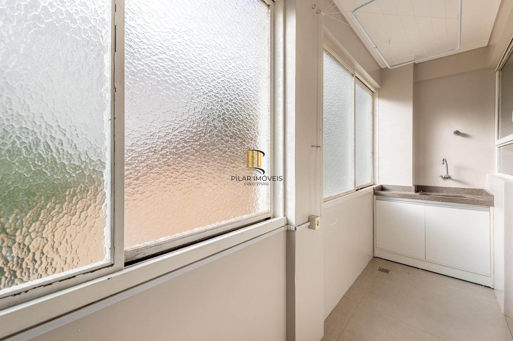 Apartamento 3 dormitórios, suíte, amplo living e vaga coberta.