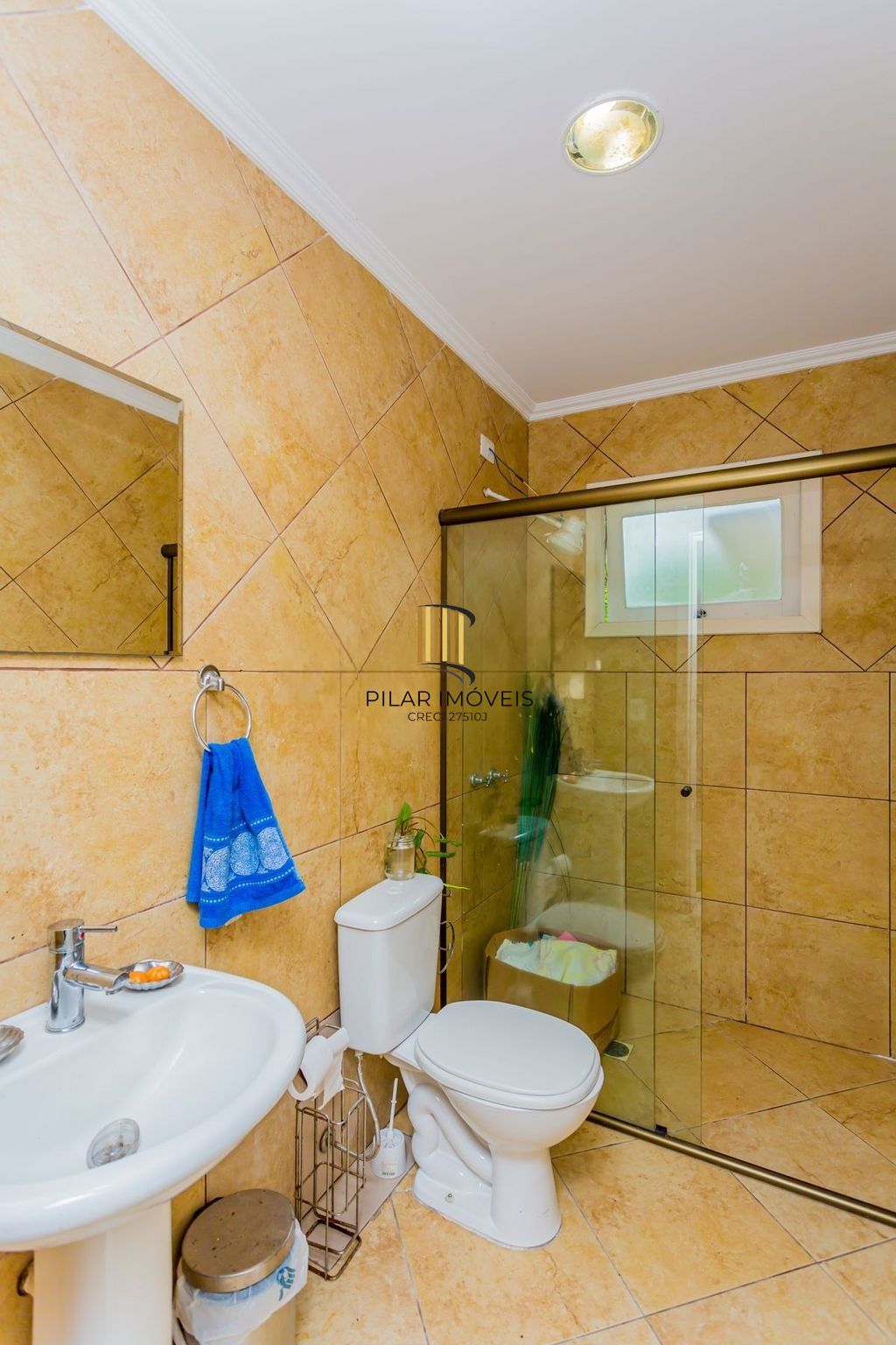 Casa em Condomínio com 3 dormitórios, suíte e 2 vagas cobertas.