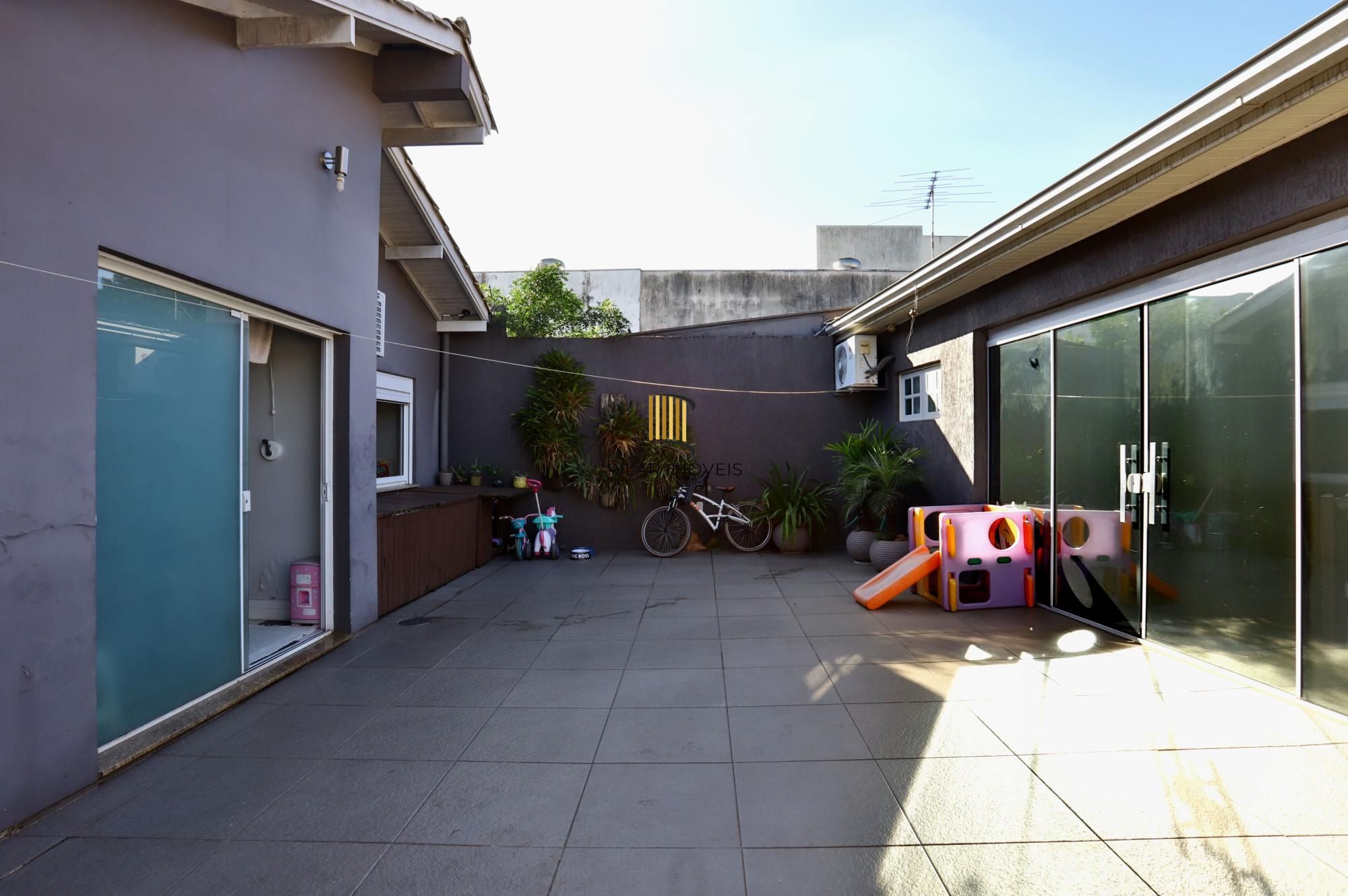 Casa mobiliada com suíte, patio e espaço gourmet completo