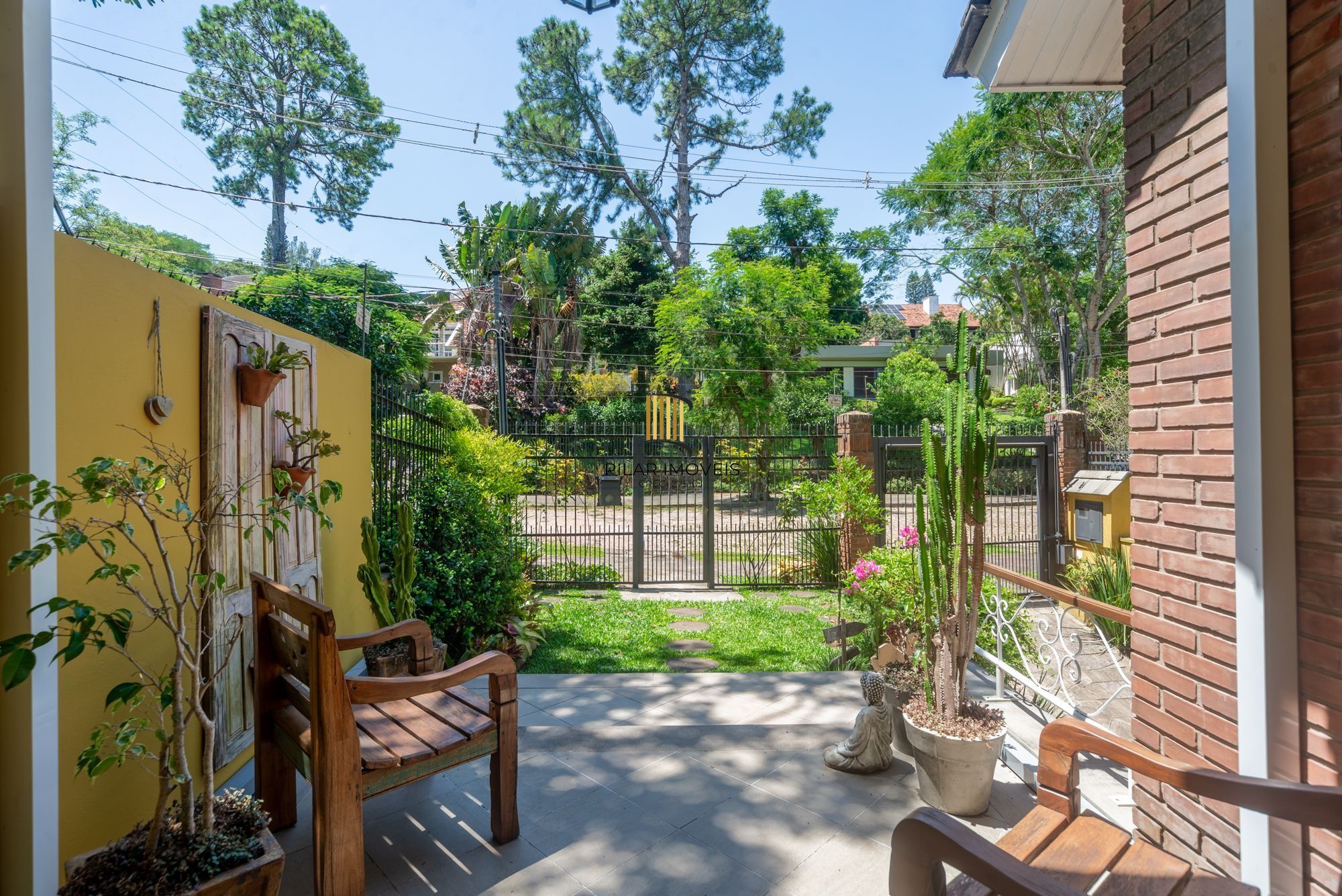 Casa térrea com 4 dormitórios, 2 suítes e 3 vagas.