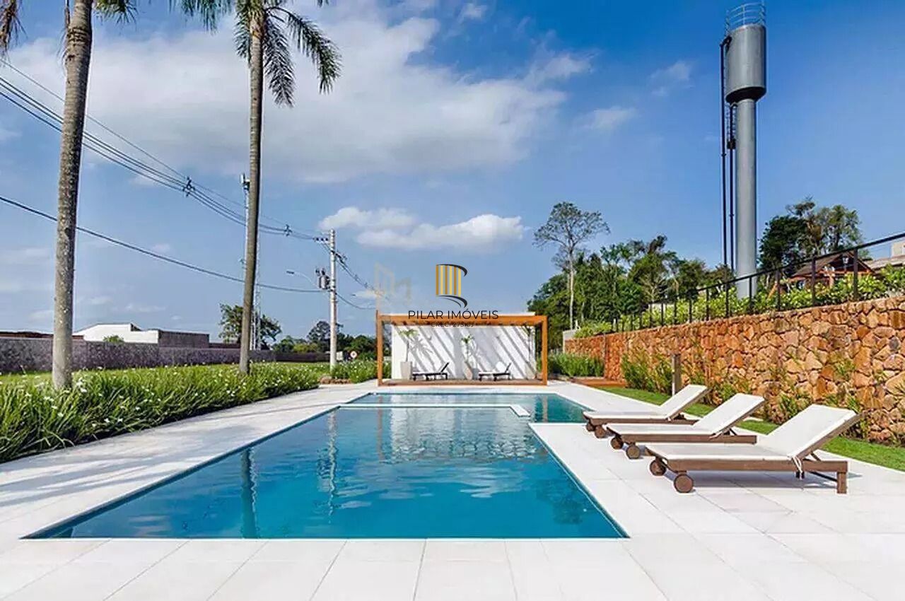 Casa em condomínio com 3 dormitórios, suíte e 2 vagas.