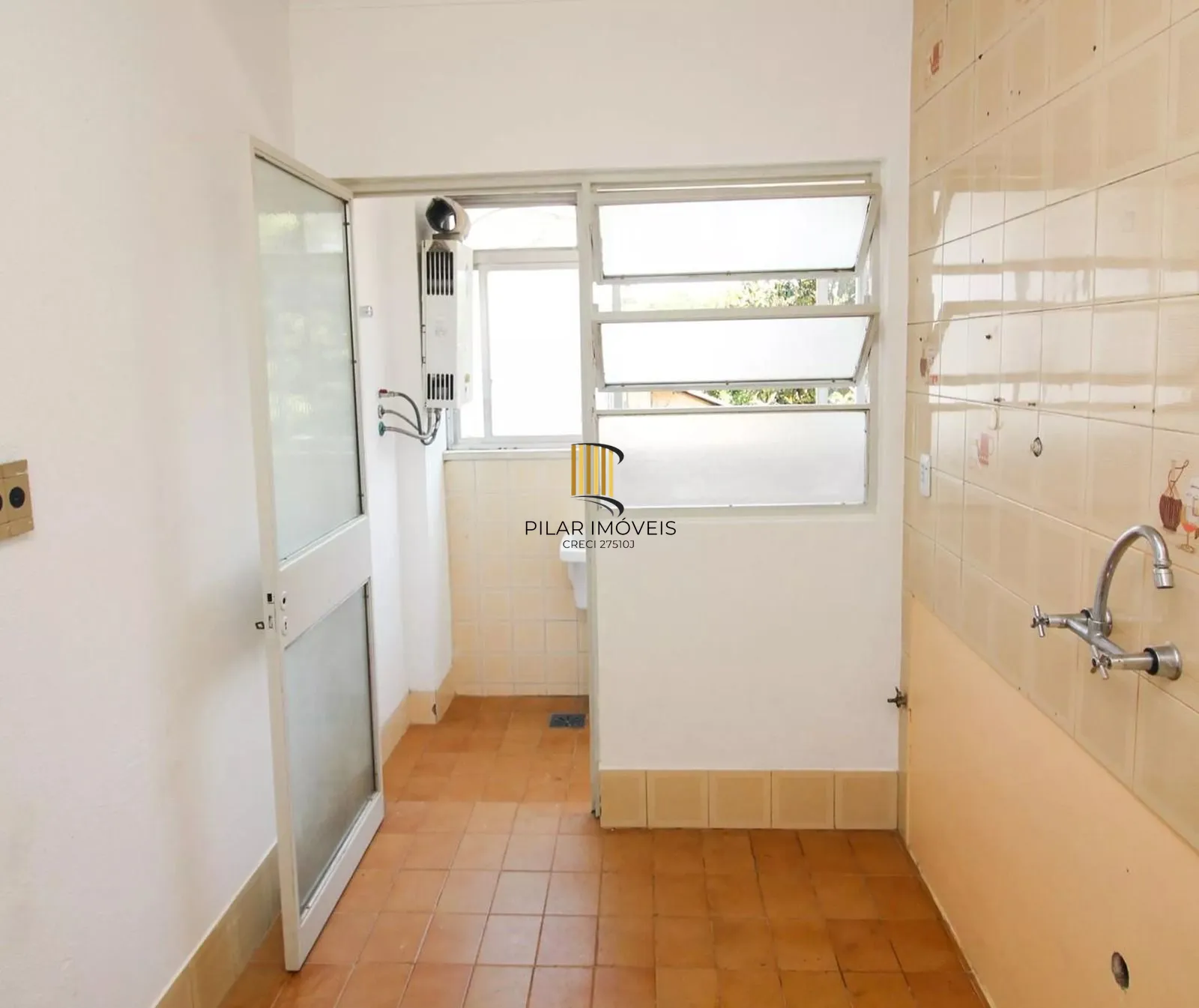 Apartamento com 2 dormitórios, banheiro auxiliar e 2 vagas cobertas.