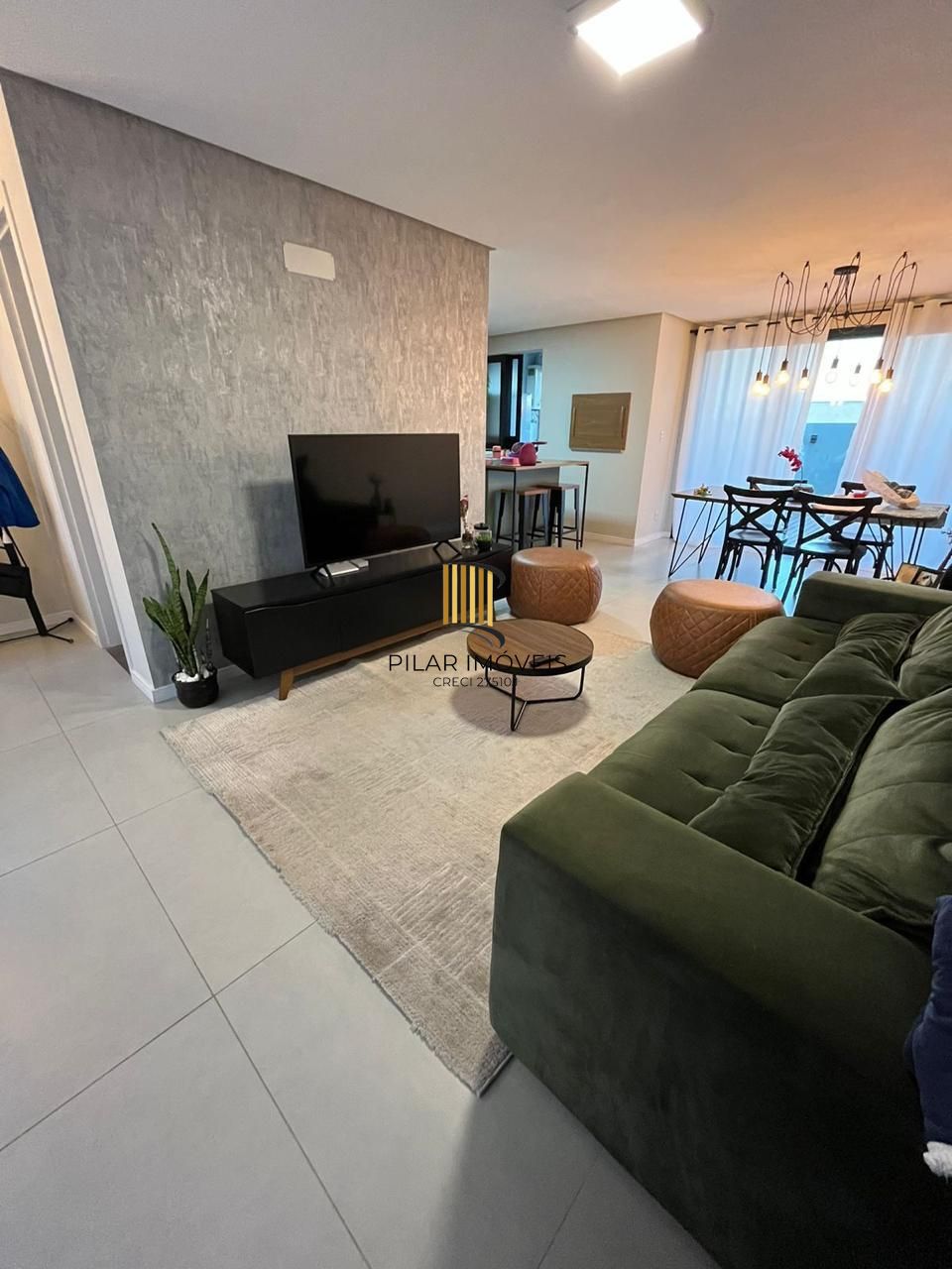 Casa em condomínio com 3 dormitórios, suíte e 2 vagas.