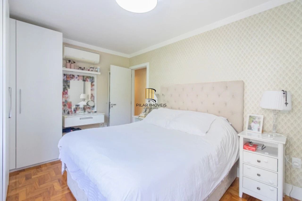 Apartamento com 3 dormitórios, 2 banheiros sociais e 2 vagas.