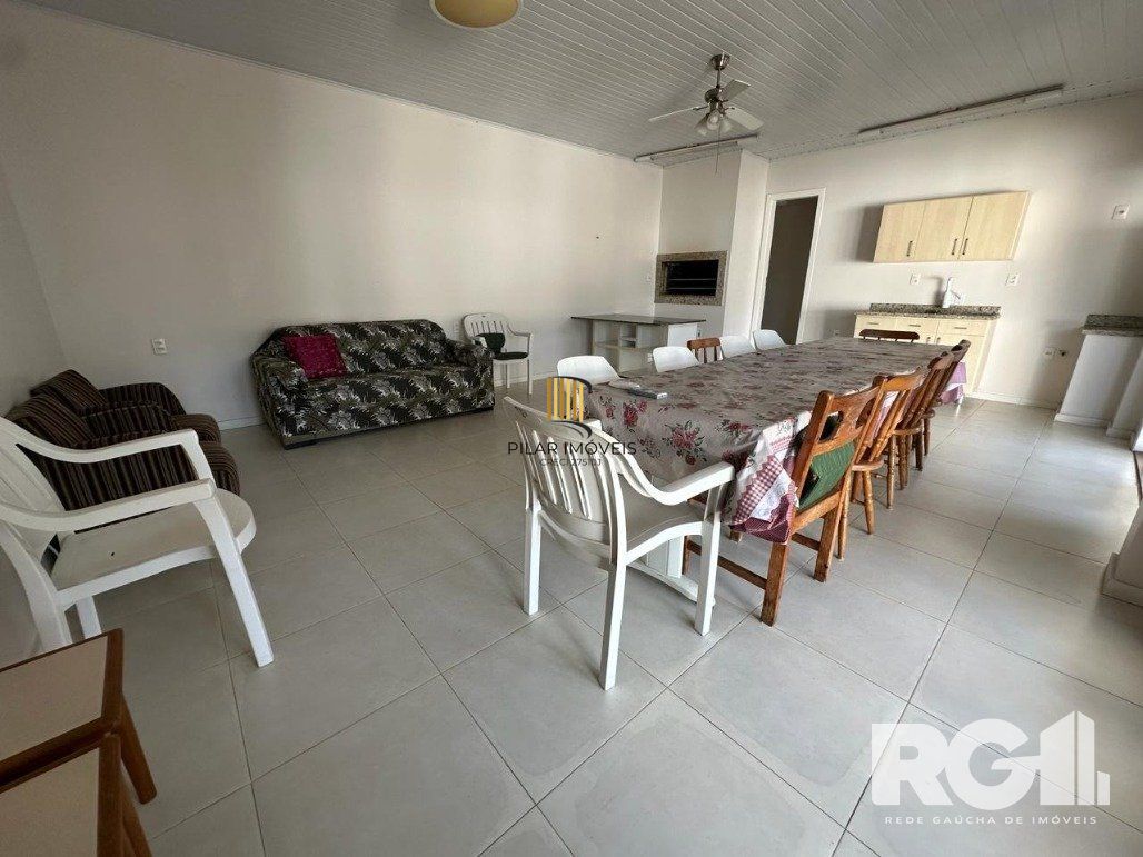 Casa reformada com pátio e espaço gourmet em frente à praça