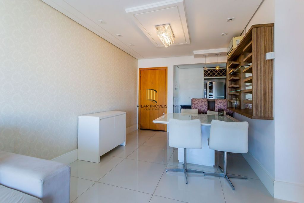 Apartamento mobiliado com lareira, suíte e sacada com vista definida
