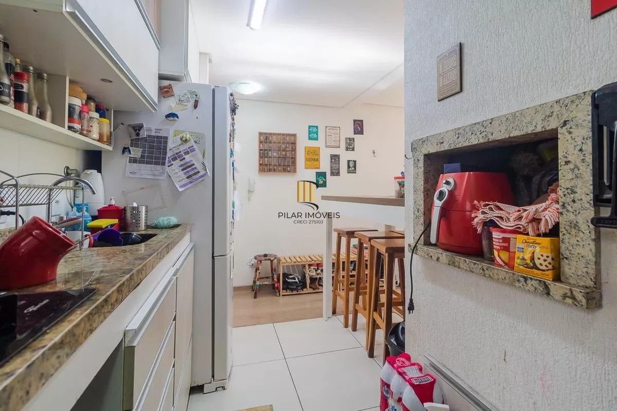 Apartamento com 2 dormitórios, suíte e churrasqueira.