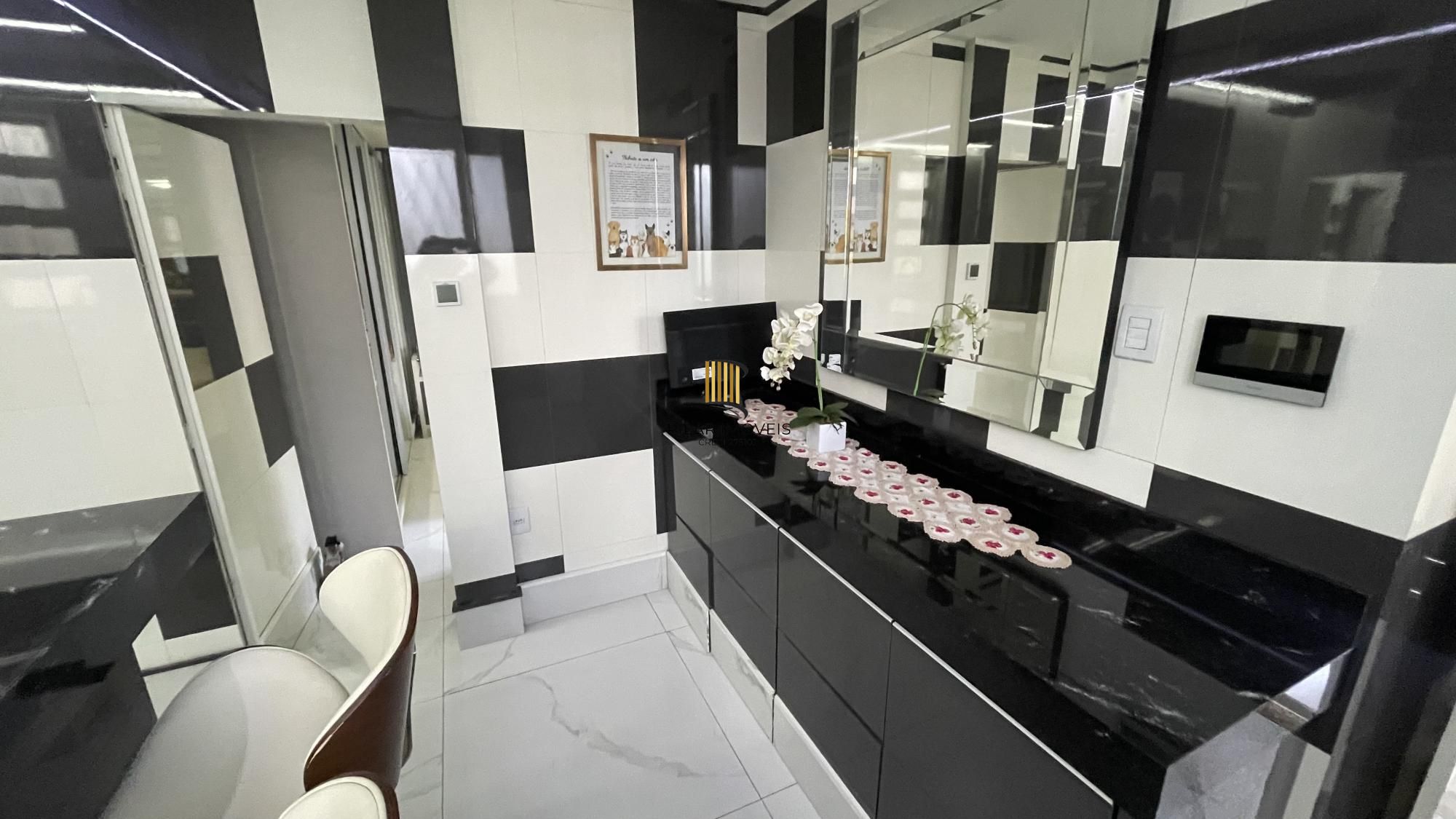 Casa térrea com 2 suítes com amplo pátio,