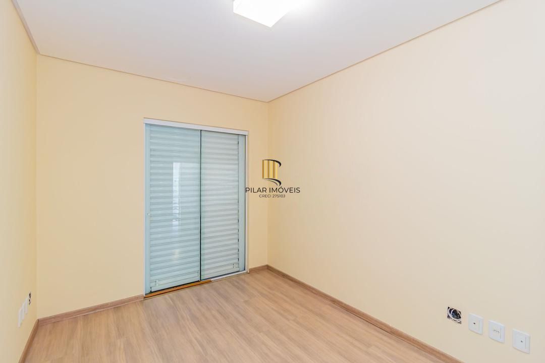 Casa com 3 dormitórios, suíte, lavabo e amplo pátio.