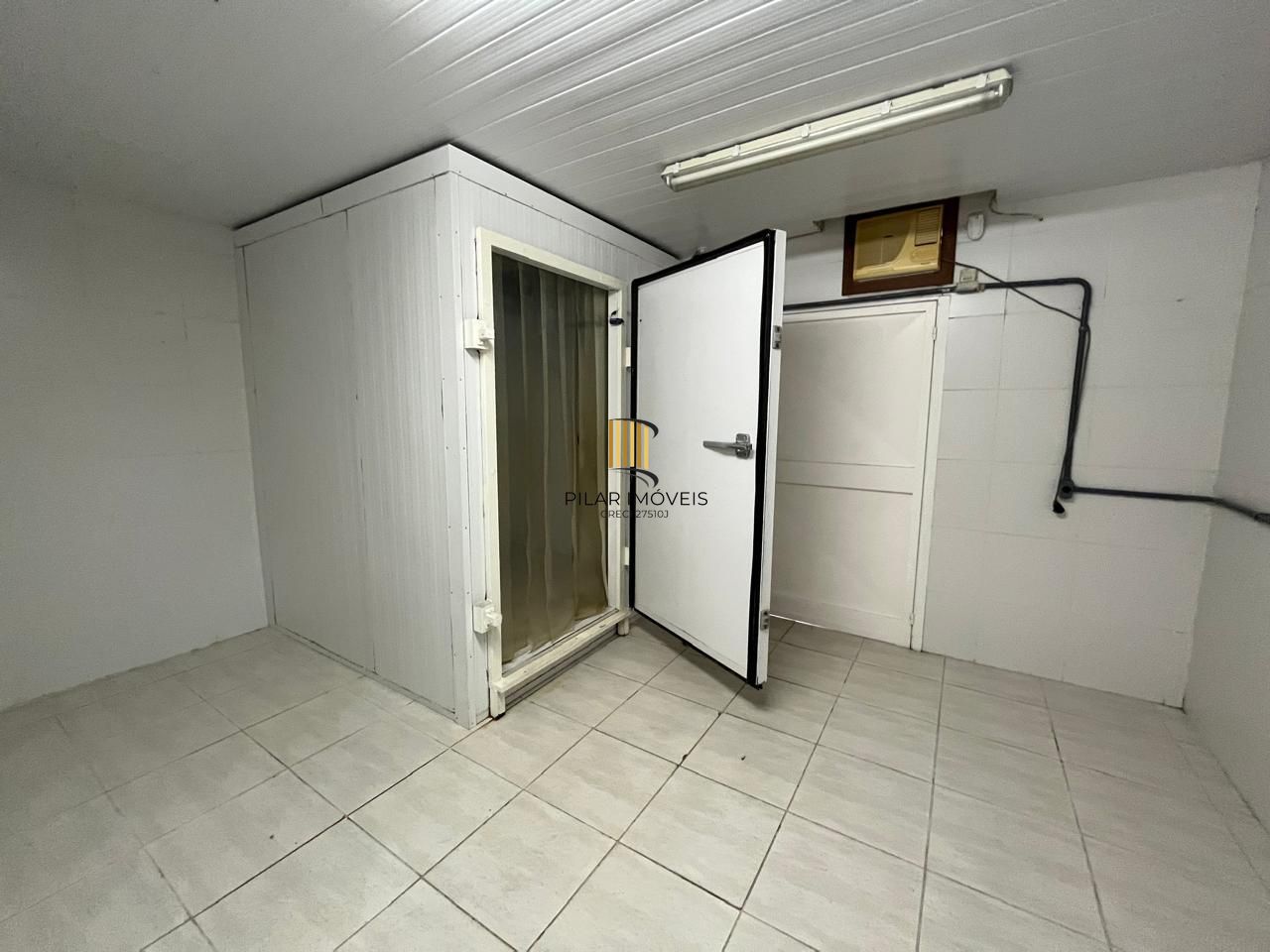 Prédio Comercial à venda com 5 salas, 400m², 6 vagas, Rua Laudelino Freire no bairro Sarandi em Porto Alegre