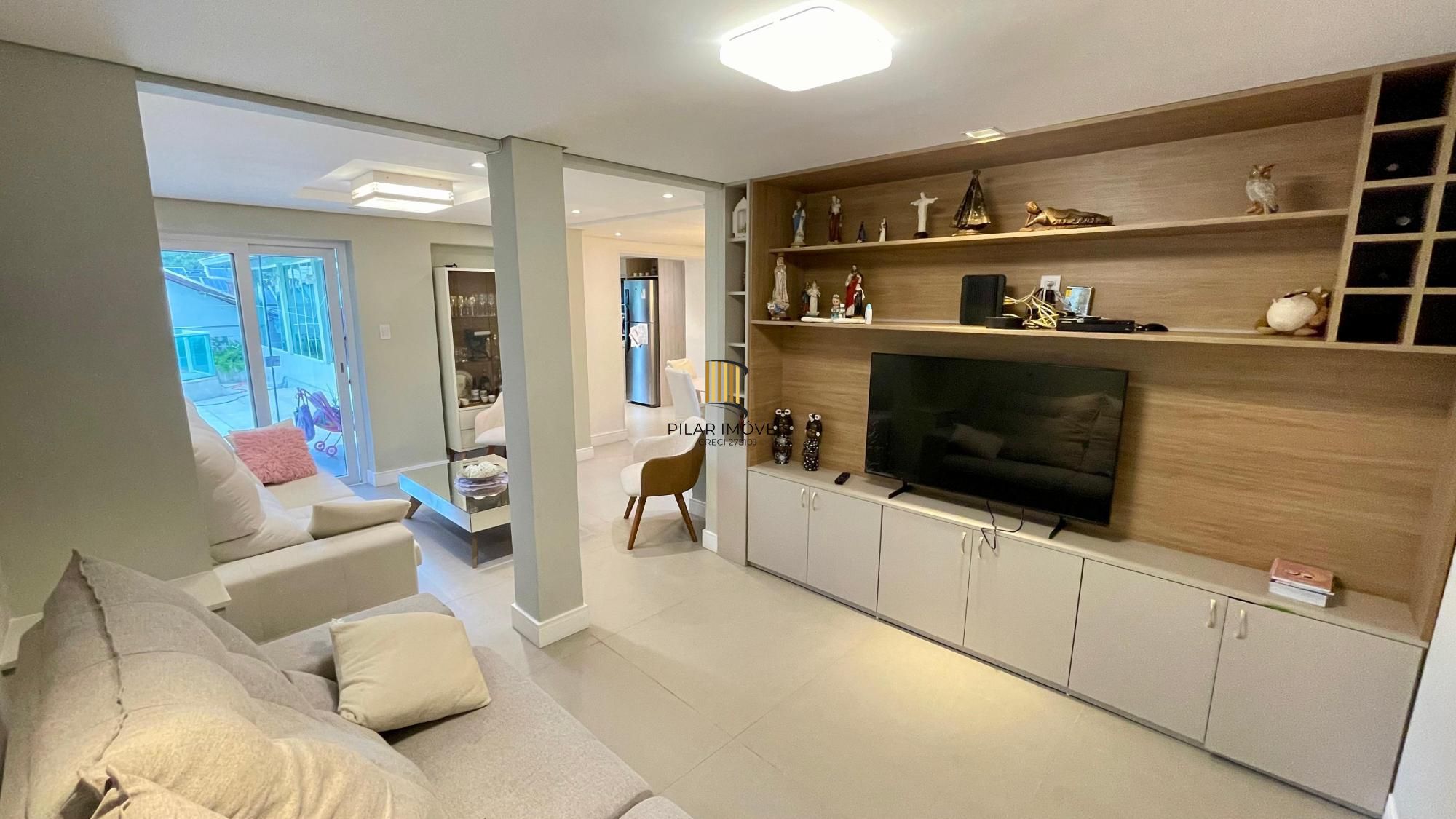 Casa térrea 100% mobiliada com 3 dormitórios, suíte, piscina e 3 vagas.