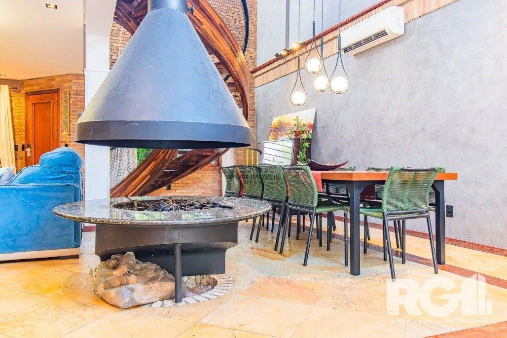 Casa espaçosa com 3 dormitórios, pátio com piscina e 4 vagas