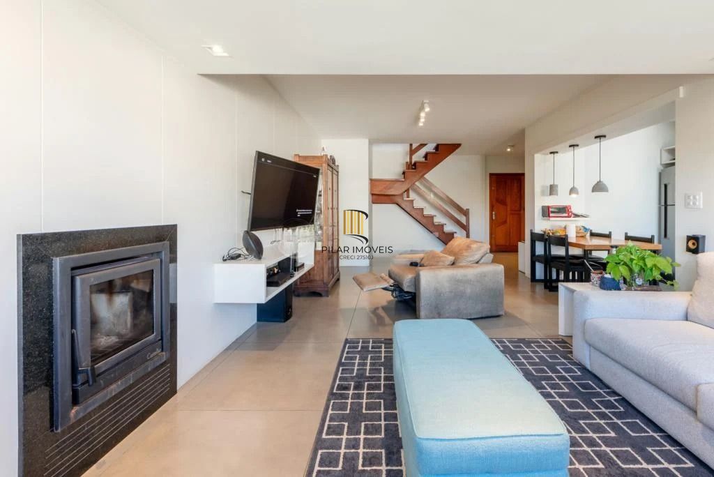 Cobertura com 3 dormitórios, suíte, piscina e churrasqueira.