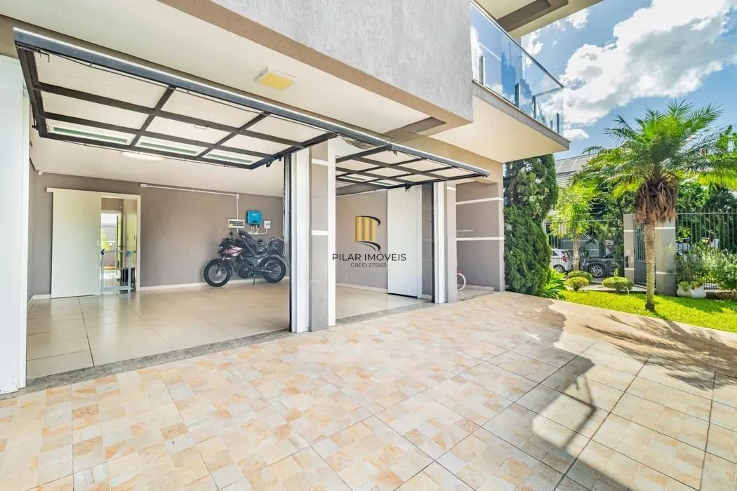 Casa térrea com 3 dormitórios, suíte e 2 vagas.