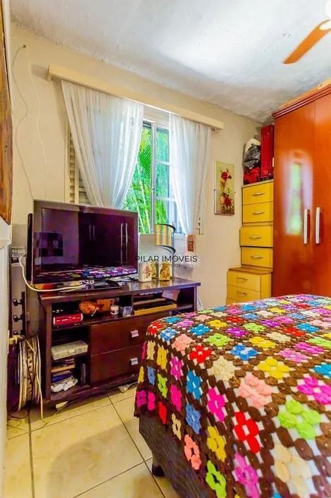 Casa térrea com 3 dormitórios, amplo pátio e 2 vagas de garagem cobertas.