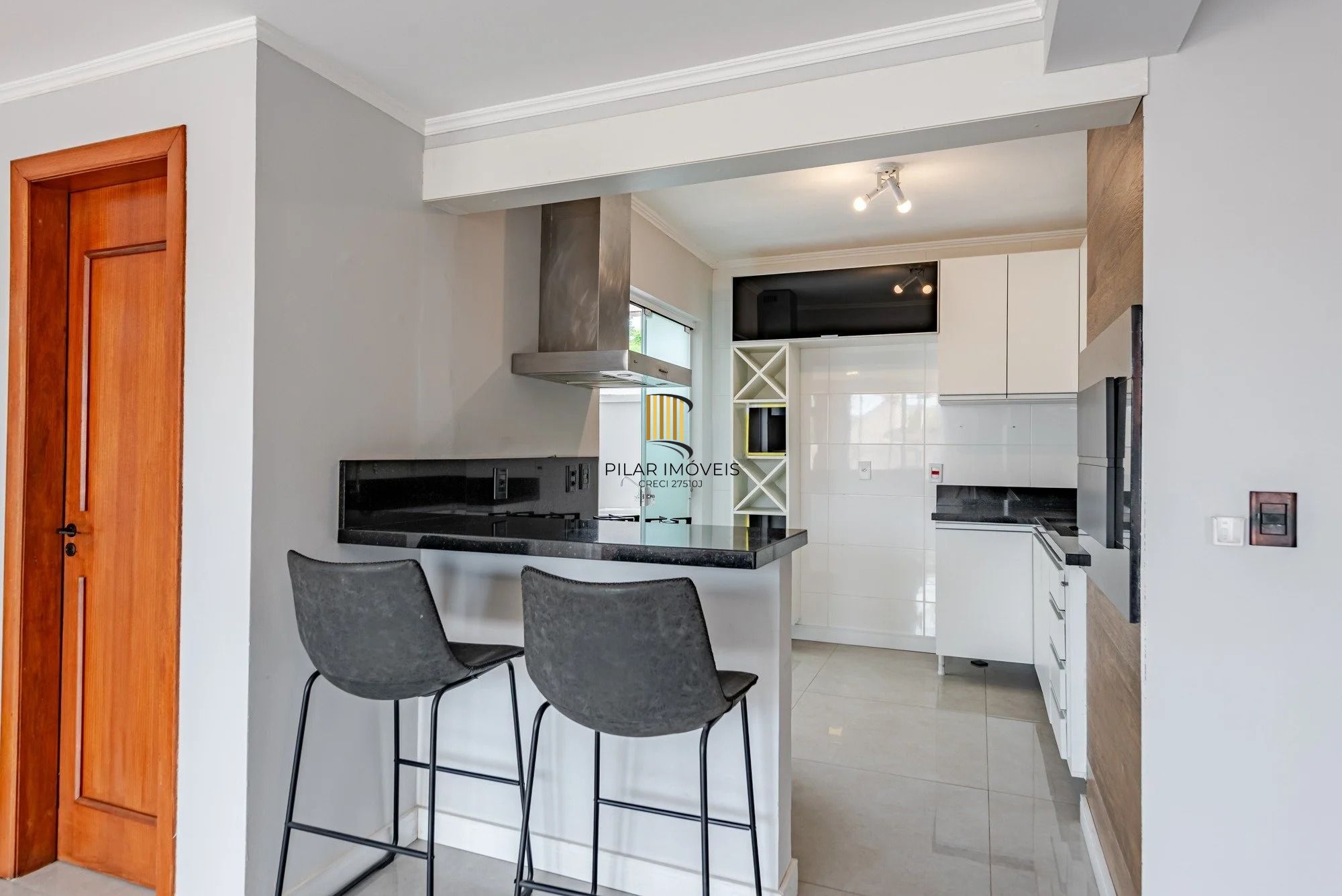 Casa em condomínio com 3 dormitórios, suíte e 3 vagas.