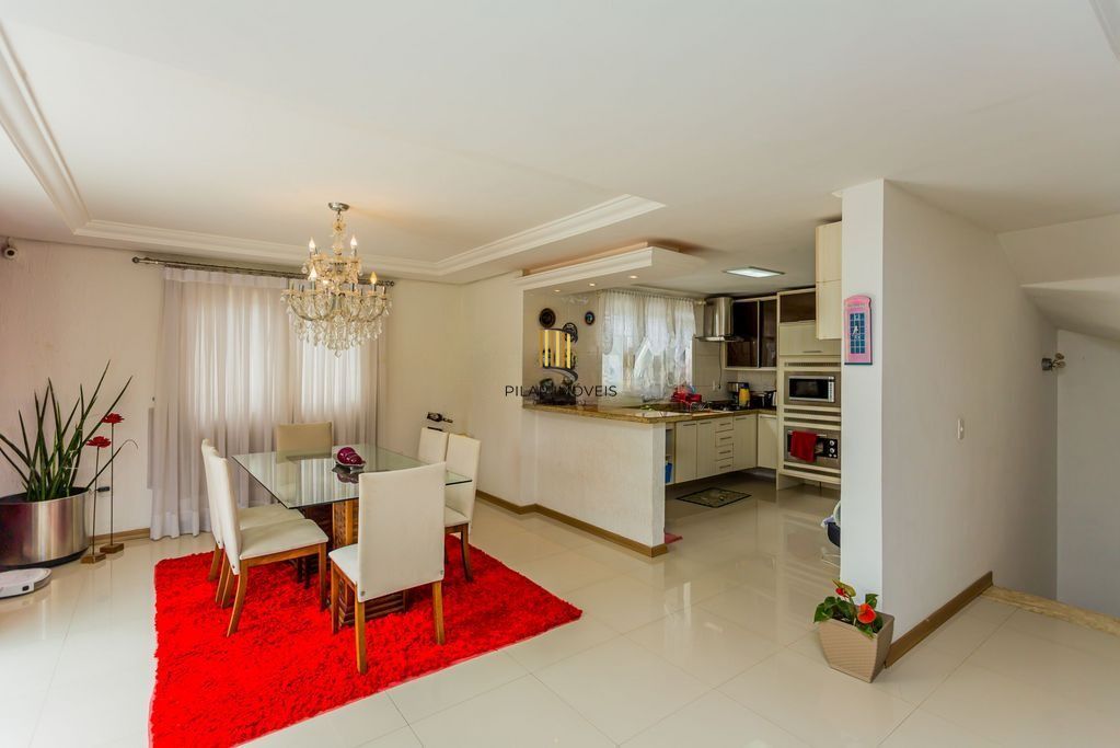 Casa em Condomínio com 3 dormitórios, suíte e 2 vagas cobertas.