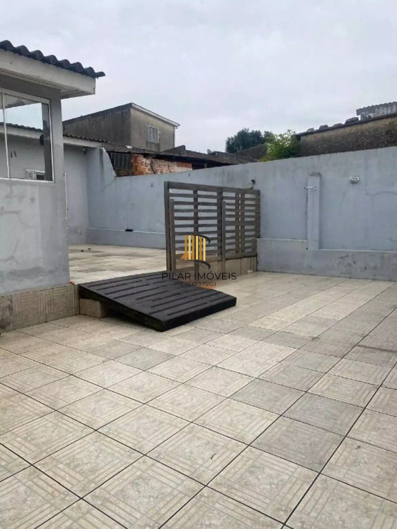 Casa com Duas Residências e Pátio Amplo no Bairro Tranquilo