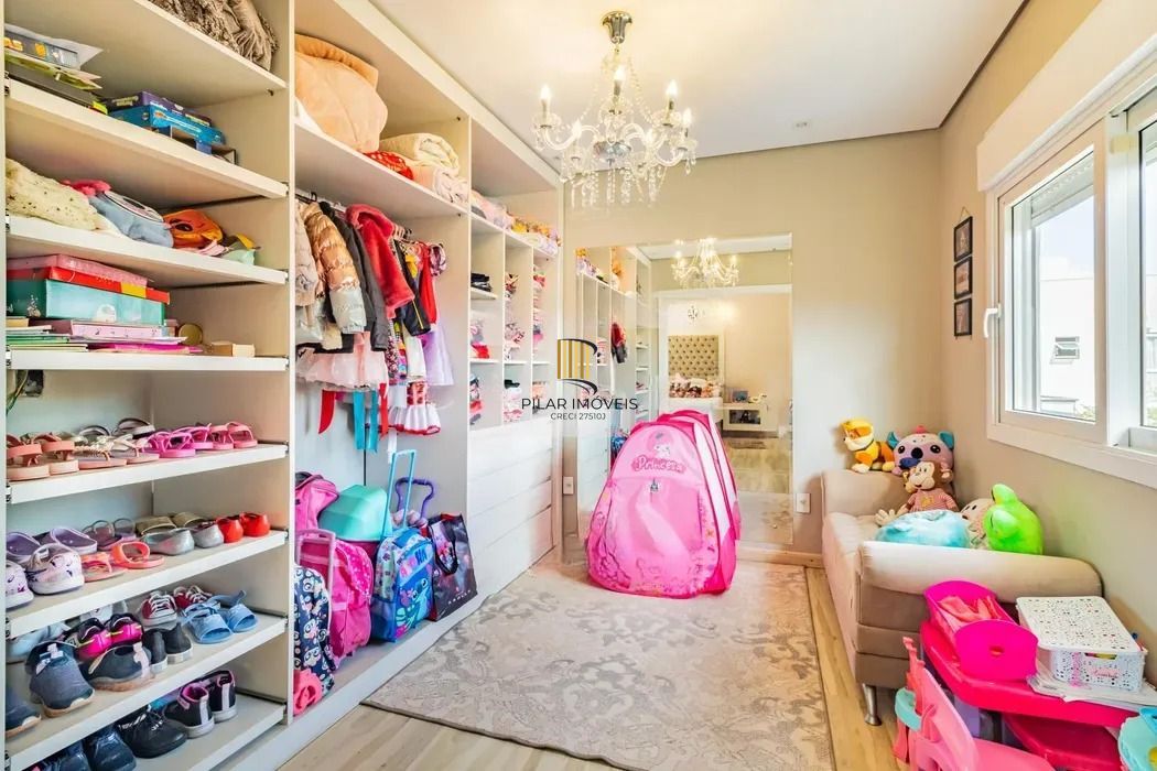 Casa térrea com 3 dormitórios, suíte e 2 vagas.