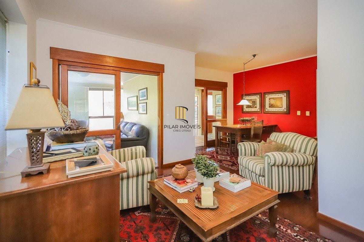 Apartamento com 3 dormitórios, suíte, 2 vagas e varanda com churrasqueira.