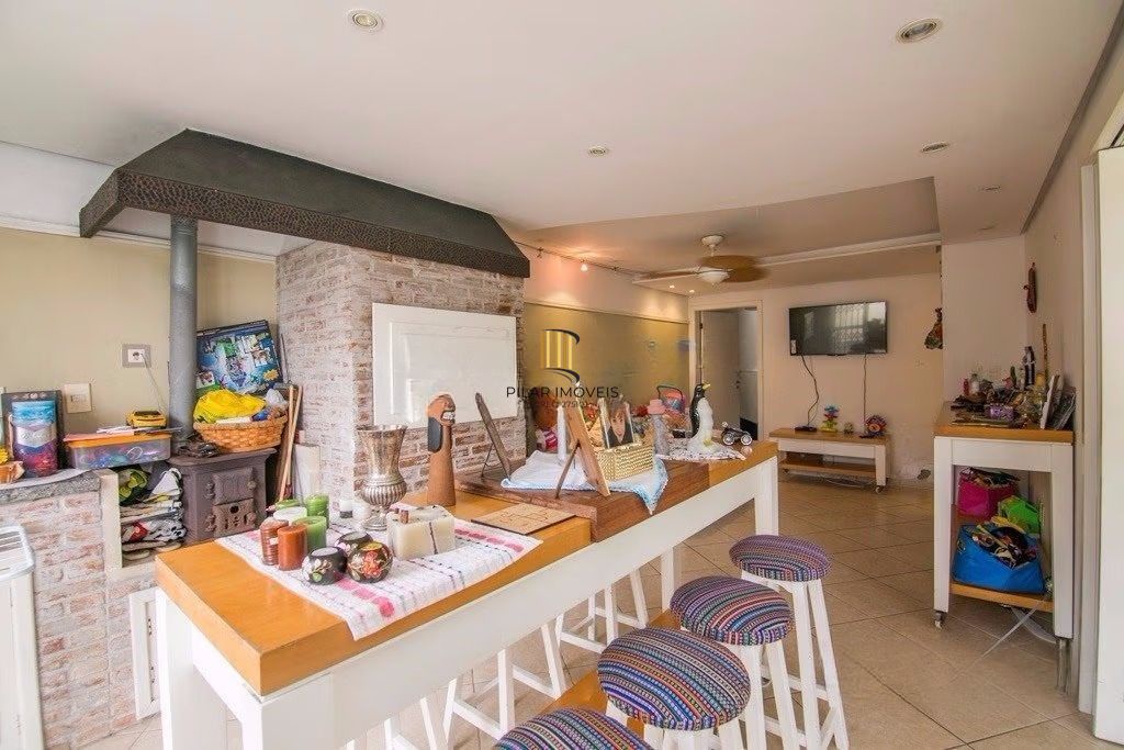Casa de esquina com 6 dormitórios, 430m², piscina, 4 vagas