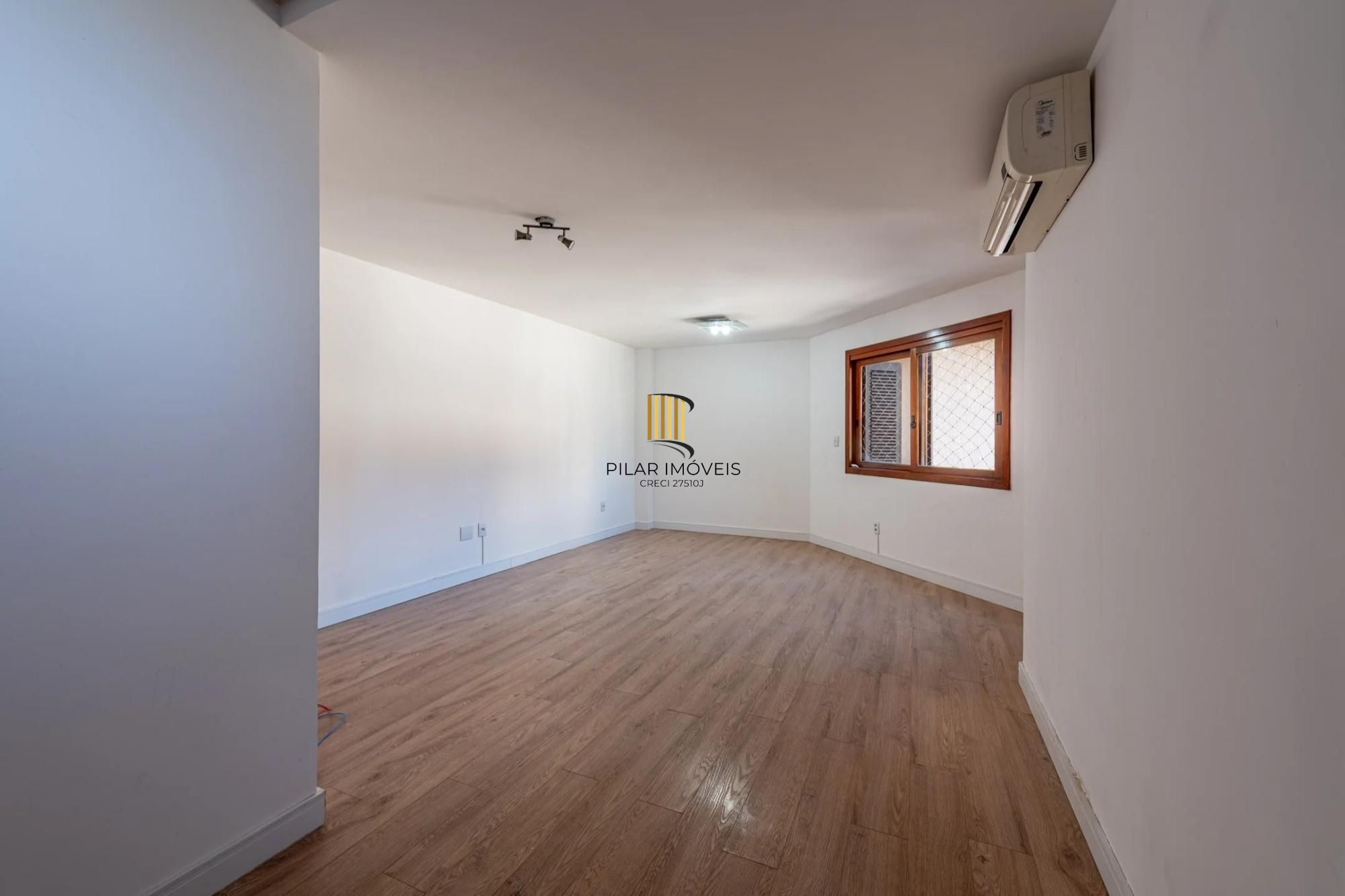Casa em condomínio com 3 dormitórios, suíte e 2 vagas.