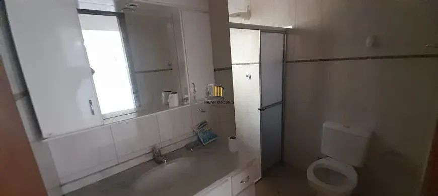 Casa térrea com 2 dormitórios, amplo pátio e 3 vagas.
