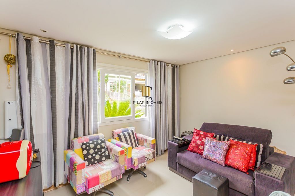 Casa em Condomínio com 3 dormitórios, suíte e 2 vagas cobertas.