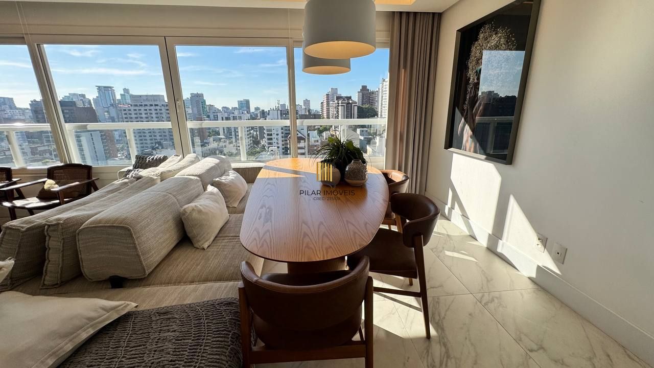 Amplo apartamento com 3 suítes, lavabo, lareira e 2 vagas individuais.