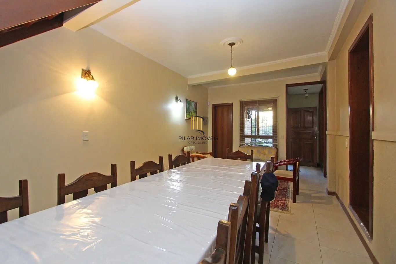 Ampla casa com 5 dormitórios e terraço no Passo da Areia