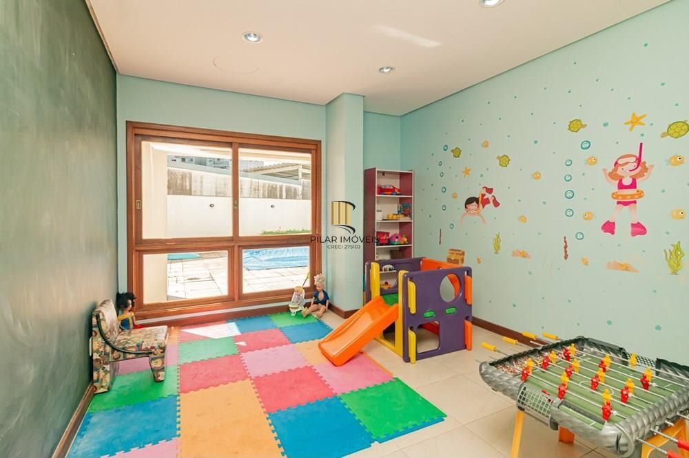 Apartamento com 3 dormitórios (sendo 1 suíte), 2 banheiros, lareira, churrasqueira e 2 vagas de garagem.