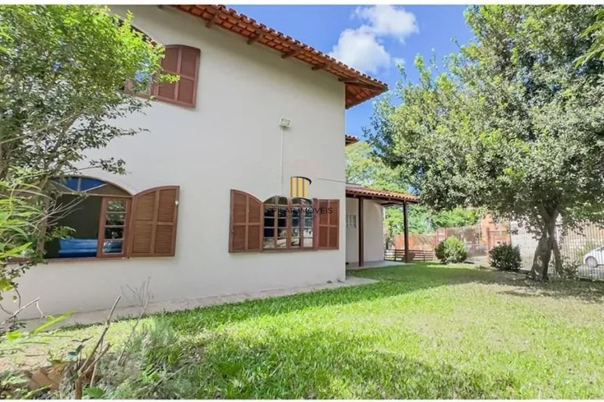 Casa térrea com 4 dormitórios, suíte e 2 vagas.