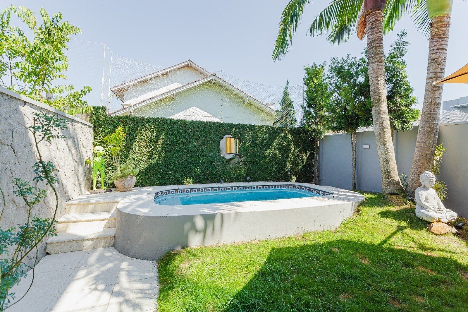 Casa de alto padrão com elevador e piscina acessível em condomínio no Passo das Pedras