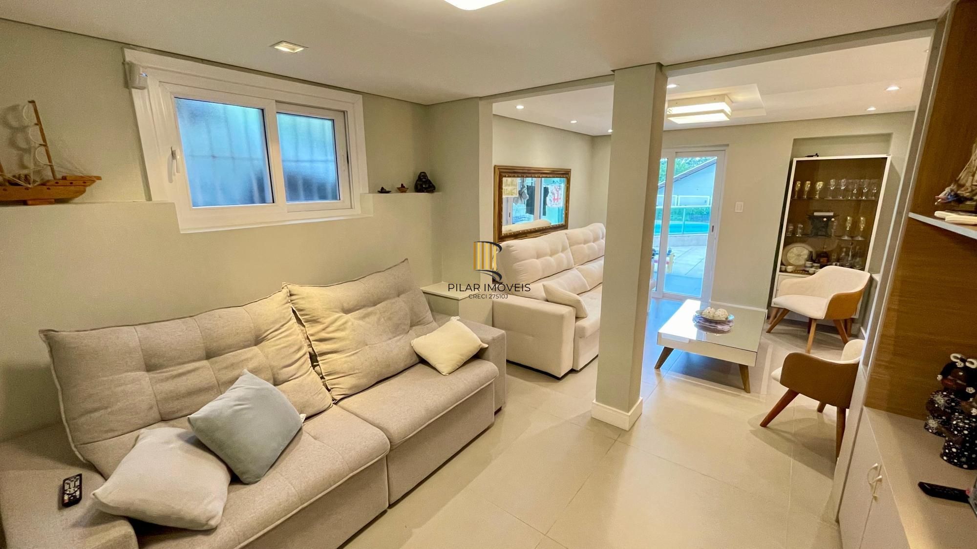 Casa térrea 100% mobiliada com 3 dormitórios, suíte, piscina e 3 vagas.